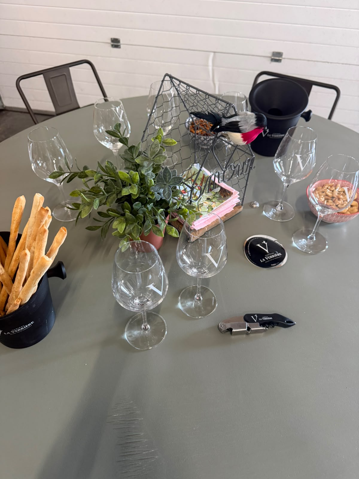Table dressée pour une dégustation au domaine