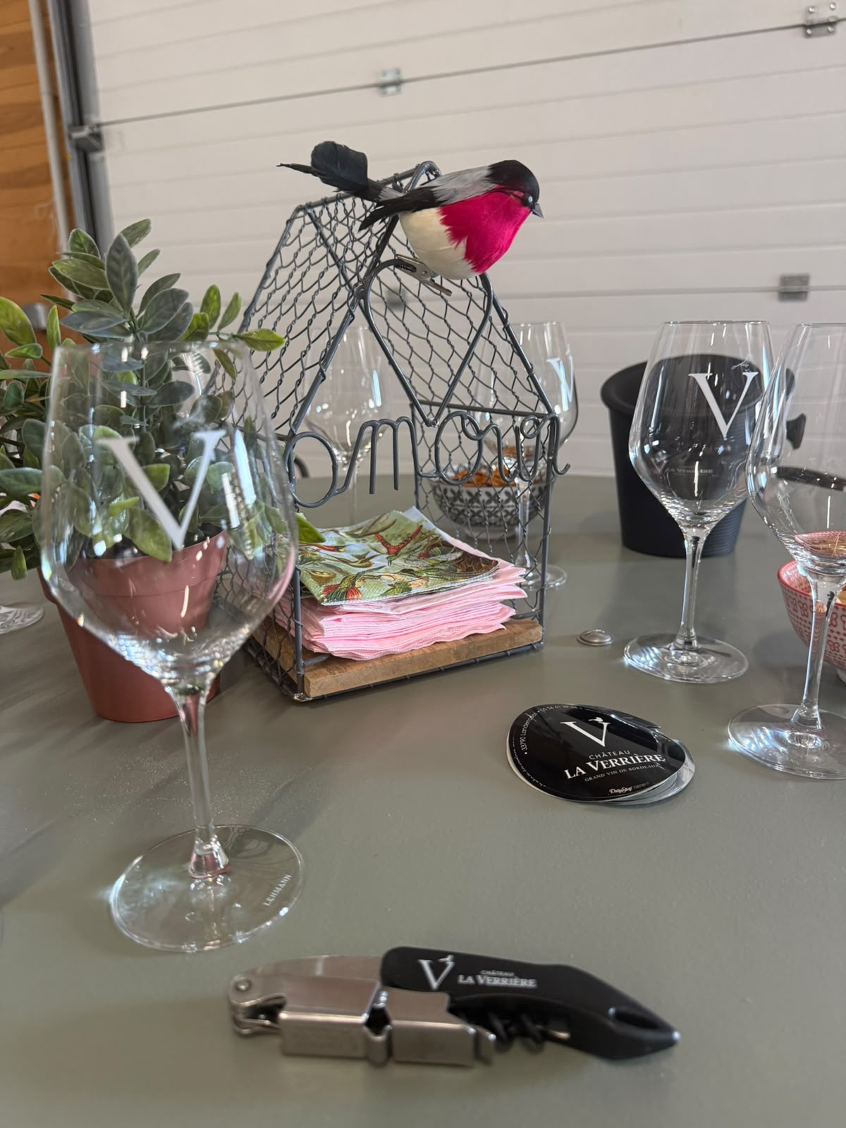 Verres préparés pour une dégustation au Château La Verrière